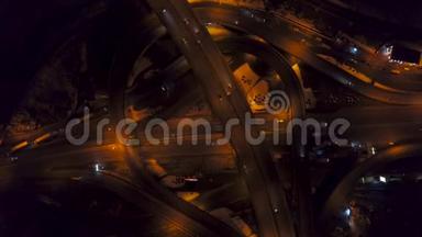 高速公路<strong>立交</strong>夜间垂直自上而下的交通鸟瞰图。 以不同速度拍摄的<strong>视频</strong>