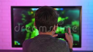 一个小男孩在电脑上玩MMORPG电子<strong>游戏的</strong>后视镜