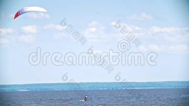 人在水上航行，帆在风筝上