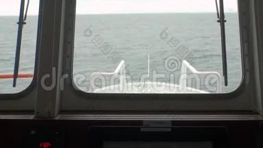 从游艇窗口可以看到<strong>南极洲</strong>的海景。