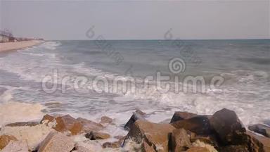 海浪在海边的岩石上破碎，海浪沿着海岸翻滚，暴风雨前的天气。