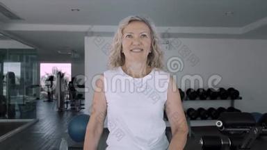 老年妇女在健身房里吵吵闹闹。 老年妇女在健身房做运动