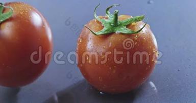 两个成熟的西红柿和水滴。 慢动作2k视频推240fps