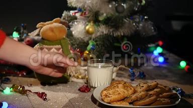 木制棕色<strong>桌子</strong>，上面装饰着圣诞用品和花环。 女人`手从<strong>桌子</strong>上拿牛奶