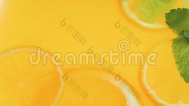 新鲜果汁中橙汁片和薄荷叶的宏观慢动作视频