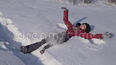 少女在冬季公园扔雪慢动作股票录像