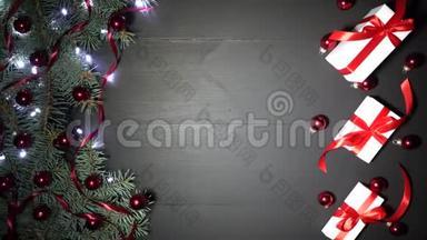 圣诞节背景的黑木装饰杉树枝。 松树上装饰着黄柏、红纸屑和闪闪发光的灯光