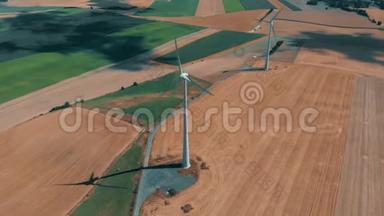 风轮机和风力发电机在<strong>夏季</strong>的一<strong>天</strong>在大片开阔<strong>天</strong>空的小麦作物上运行的鸟瞰图