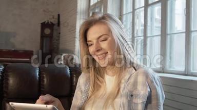 一个使用平板电脑的年轻美国人在欧盟商店下订单。 一个漂亮的金发女郎通过平板电脑交流。 A.