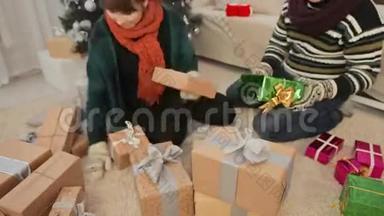 一个年轻女孩和一个男孩正在收集一堆新年礼物。<strong>圣诞主题</strong>。加速射击。