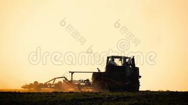 以苗床栽培机作为农田农业工程播种前活动的一部分，拖拉机在农田耕作土地