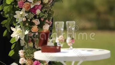 桌子上的木箱里装着白金结婚戒指。 用马和浆果装饰的眼镜。 财务报表