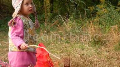 一个小女孩正在木桩上准备面包。 在竞选活动中靠近火灾的孩子。