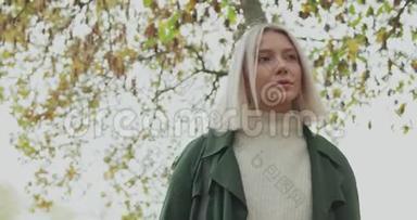 关于脸部的细节。 白人金发女人斯洛莫穿过秋天的树林。 在前面的万向节后面。 <strong>讲故事</strong>真年轻