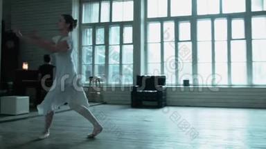 一个穿白色<strong>舞</strong>会的芭蕾<strong>舞</strong>演员在一个有大窗户的大厅里跳<strong>舞</strong>。 <strong>背景</strong>中，一个年轻人在弹钢琴.. 女孩