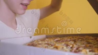 有<strong>披萨</strong>盒概念的快乐少年。 男孩打开一盒美味的<strong>披萨</strong>，欢乐想吃。 生活方式比萨<strong>饼</strong>快