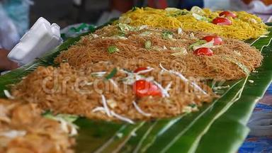 亚洲街的食物。 亚洲传统和流行的炒米粉