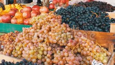 街头市场上有葡萄和其他水果陈列柜