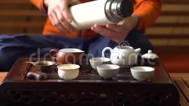 在传统的中国茶道中，人们在茶壶里浇开水。 一套茶饮设备
