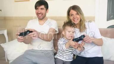 家庭幸福的<strong>父亲和</strong>母亲<strong>和儿子在</strong>家玩电子游戏