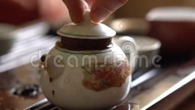 在中国传统茶道中，人用茶壶冲泡普洱茶。 一套茶饮设备