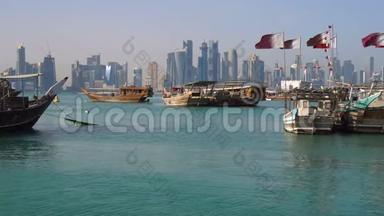 时代的混合。 多哈现代城市天际线。 日射，卡塔尔，中东。 传统木制卡塔尔船