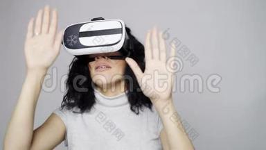 戴着虚拟现实护目镜的女人<strong>环顾四周</strong>，竖起大拇指