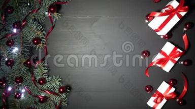 圣诞节背景的黑木<strong>装饰</strong>杉树枝。 松<strong>树上装饰</strong>着黄柏、红纸屑和闪闪发光的灯光
