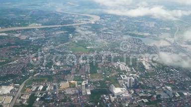 4K. 曼谷市区景色与潮法拉河从飞机上飞过云端.. 从曼谷城市景观上空的飞机上的靠窗座位观看。
