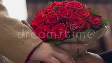 给女人的一束花，一束红玫瑰，给女朋友的礼物