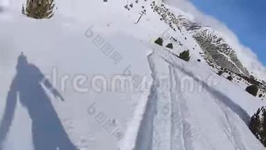 <strong>滑雪</strong>者在雪山坡上冲下跑道的阴影，<strong>极限</strong>运动