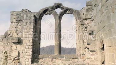 带有拱形拱门的哥特式石窗.. 没有屋顶的哥特式大教堂。