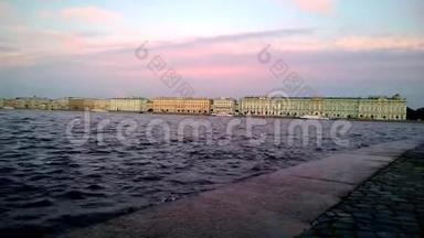 在圣彼得堡的白色夜晚，夏末日落。 从宫堤上的交易所看到。 俄罗斯