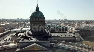 俄罗斯<strong>圣彼得堡</strong>喀山大教堂的穹顶和柱子。 俄罗斯<strong>圣彼得堡</strong>市的空中景色