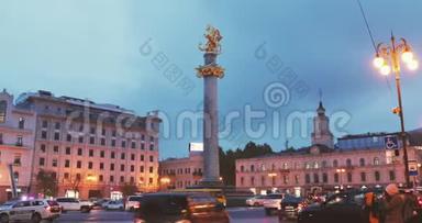 格鲁吉亚，第比利斯 自由纪念碑在自由广场描绘圣乔治屠龙和第比利斯市政厅