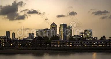 伦敦Docklands金融区建筑物的<strong>时间</strong>间隔。 日落，<strong>过渡</strong>到夜晚