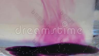 高锰酸钾的紫色晶体溶于水的漩涡中
