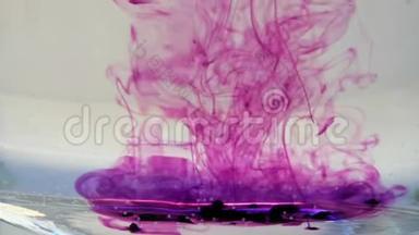 高锰<strong>酸</strong>钾的紫色晶体溶于水的漩涡中