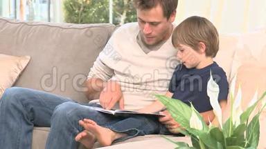 一个父亲给他儿子读故事