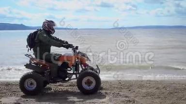 <strong>天气晴朗</strong>。 河岸。 穿着特殊制服和头盔<strong>的</strong>人骑在ATV河岸上。