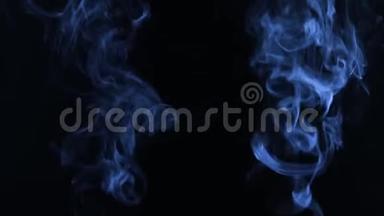 两股蓝色的<strong>烟雾</strong>在黑色的背景上变成了<strong>烟雾</strong>。