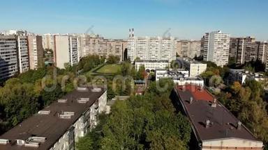 俄罗斯莫斯科的住宅区、足球场和儿童游乐场