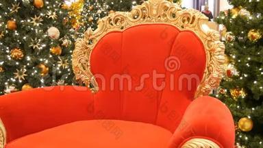 圣诞老人或圣尼古拉的红椅在<strong>商场</strong>圣诞树附近。 圣诞装饰购物<strong>中</strong>心