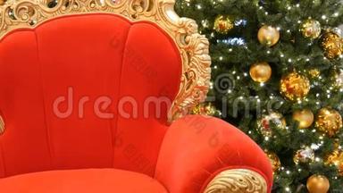 圣诞老人或圣尼古拉的红椅在<strong>商场</strong>圣诞树附近。 圣诞装饰购物<strong>中</strong>心