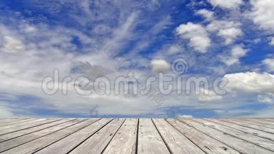 木质地板，随着时间的推移，移动的云和蓝天