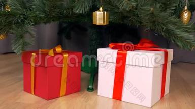 多利摄像机沿着圣诞树移动。 树下的礼物盒上有<strong>金色</strong>的<strong>蝴蝶结</strong>。 准备圣诞假期