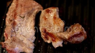 煎牛排。 烤架上的猪肉。 厨师烹饪。 新鲜的肉。 不健康的食物。 烧烤