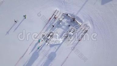滑雪电梯在冬季度假村运输滑雪者和滑雪板在雪山无人驾驶飞机视图。 人们在雪地上滑雪