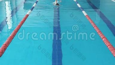 游泳运动员女孩在游泳池里慢动作跳跃和欢呼