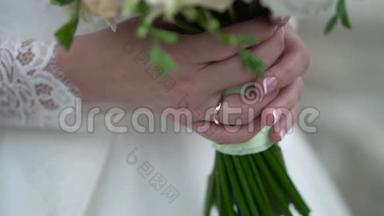 新娘手里的<strong>婚礼</strong>花束`不错。 剪辑。 未婚妻穿着一件漂亮的白色连衣裙，捧着一束美丽的<strong>婚礼</strong>花